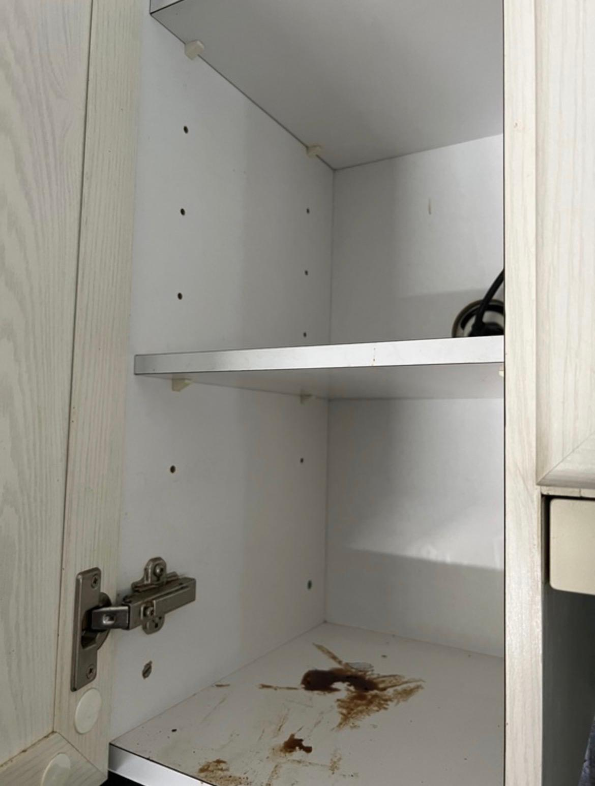 Küchenschrank vor der Reinigung