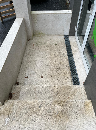Aussentreppenreinigung vor der Reinigung