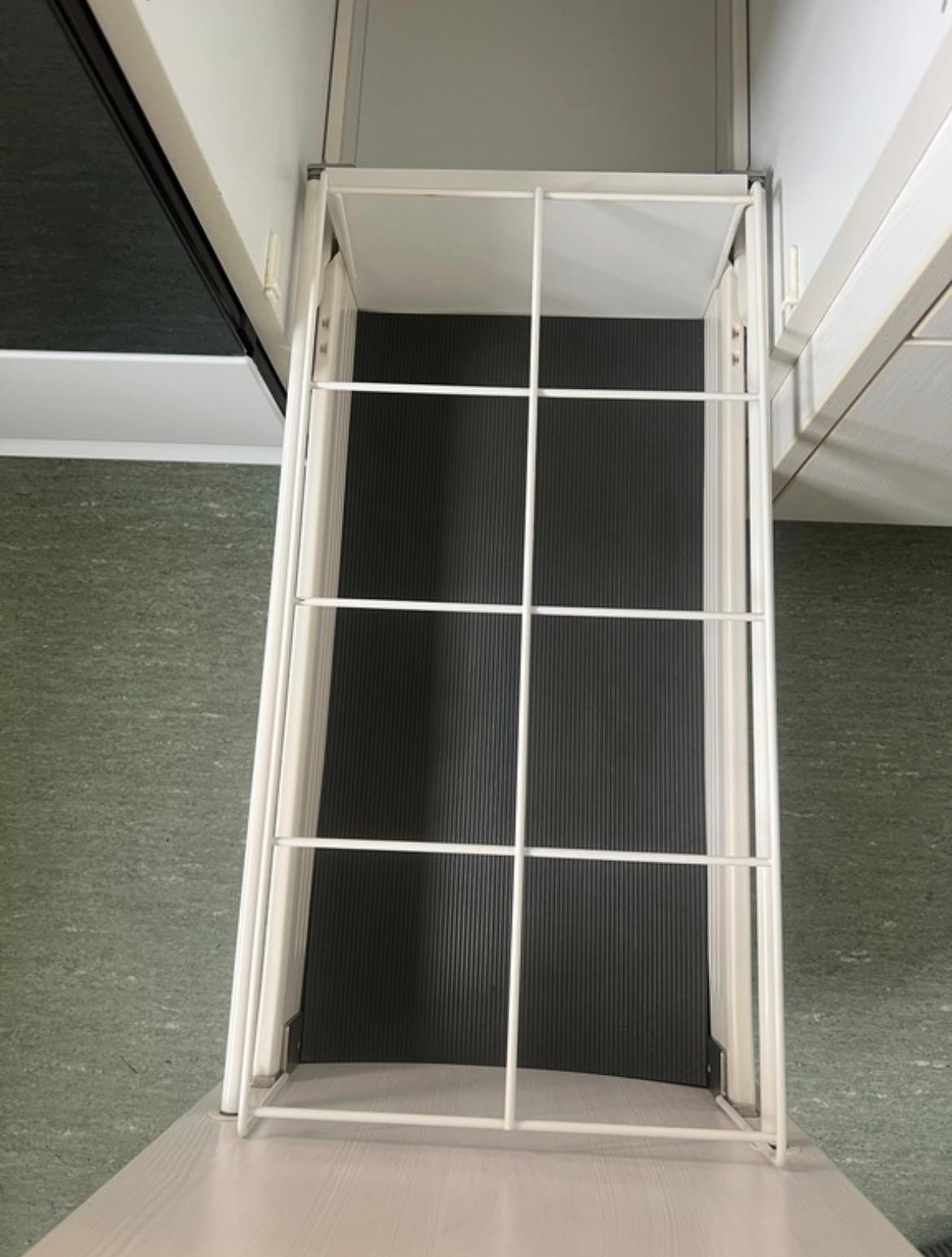 Schrankauszug nach der Reinigung